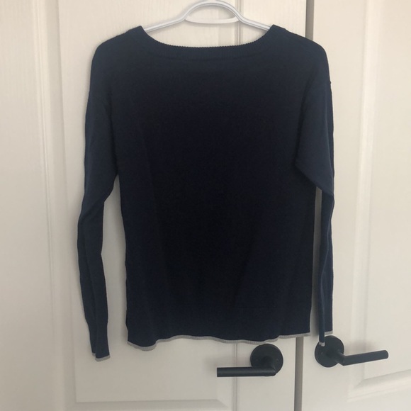 Gap sweater with lovebird design - Picture 4 of 5